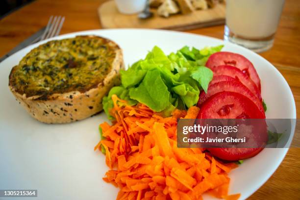 tarta de zapallitos con ensalada de lechuga, tomate y zanahoria (comida vegetariana). - comida vegetariana stock pictures, royalty-free photos & images