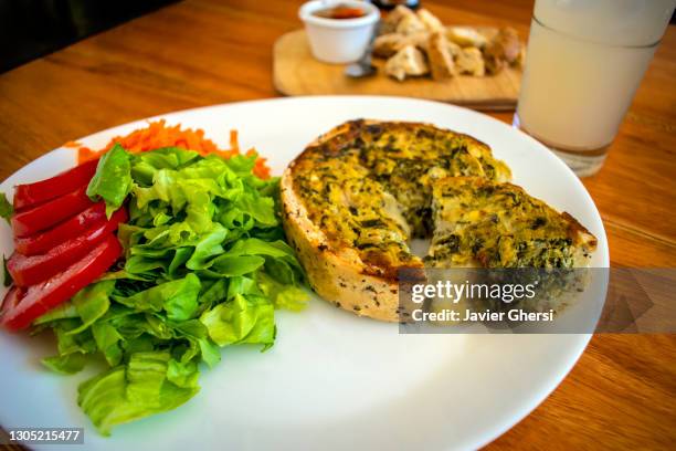 tarta de zapallitos con ensalada de lechuga, tomate y zanahoria (comida vegetariana). - comida vegetariana stockfoto's en -beelden