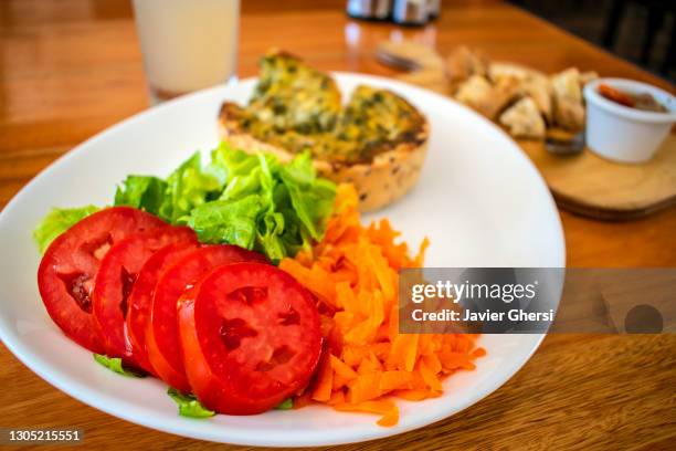 tarta de zapallitos con ensalada de lechuga, tomate y zanahoria (comida vegetariana). - zanahoria stock pictures, royalty-free photos & images