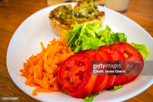 tarta de zapallitos con ensalada de lechuga, tomate y zanahoria (comida vegetariana). - comida vegetariana stock pictures, royalty-free photos & images