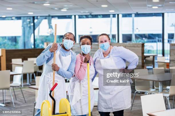 cafeteria-arbeiter mit besen und mob, mit maske - kantinenfrau stock-fotos und bilder