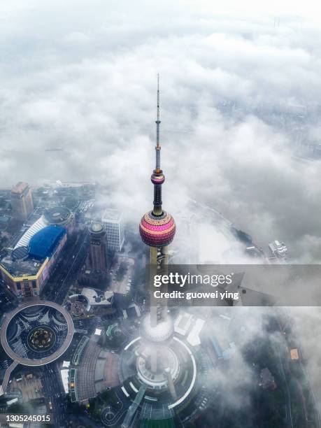 shanghai skyline in heavy fog - torre oriental pearl imagens e fotografias de stock