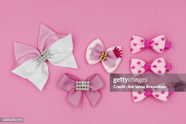 pink bows flat lay - hair bow imagens e fotografias de stock