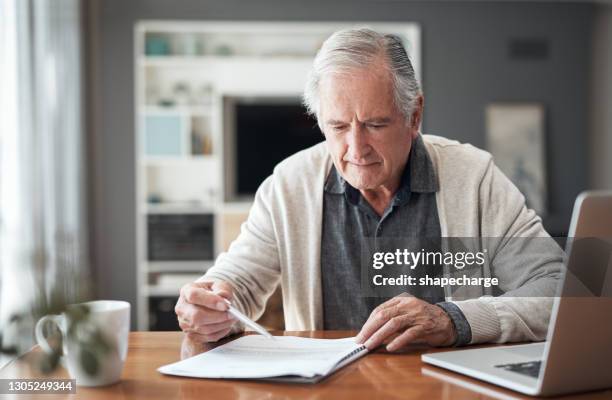 ik ben oud, maar nog steeds onderlegd met financiën - erfenis stockfoto's en -beelden