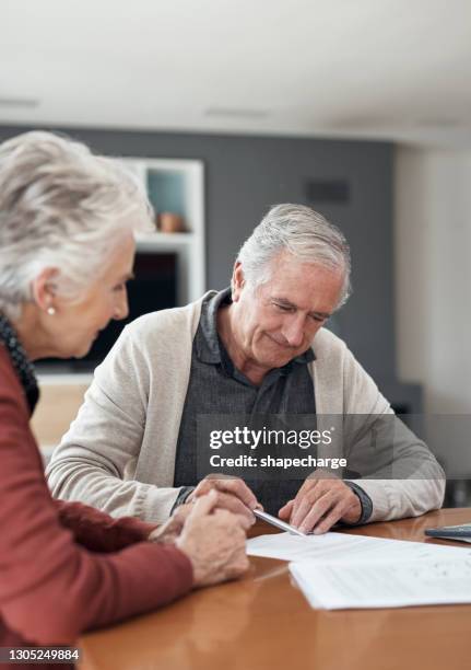 moet ik hier tekenen? - erfenis stockfoto's en -beelden