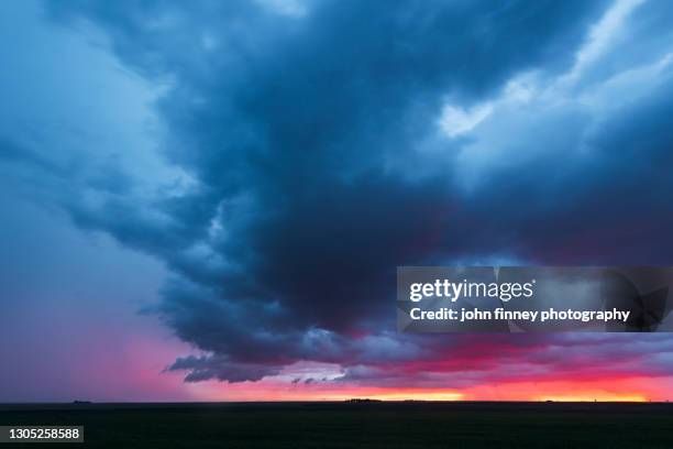 thunderstorm clouds at sunset over kansas - cacciatore di tempeste foto e immagini stock