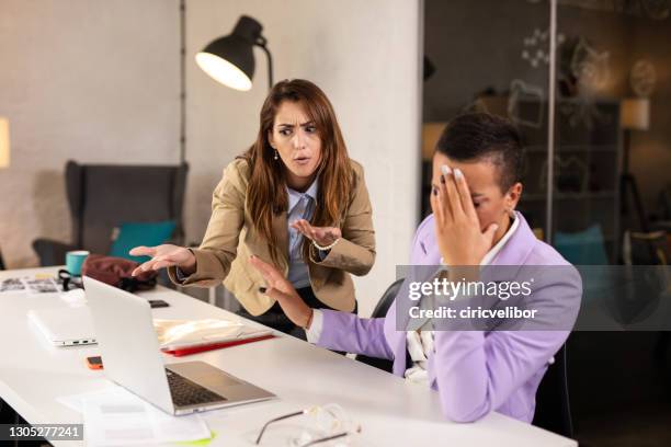 boze vrouwelijke werkgever ongelukkig met vrouwelijke werknemersprestaties - bazig stockfoto's en -beelden
