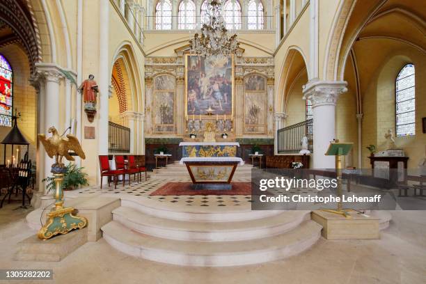 the saint etienne church in brie comte robert, france - catholic altar stock pictures, royalty-free photos & images