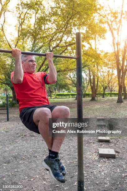 senior latino man working out in a public park - ibirapuera park fotografías e imágenes de stock