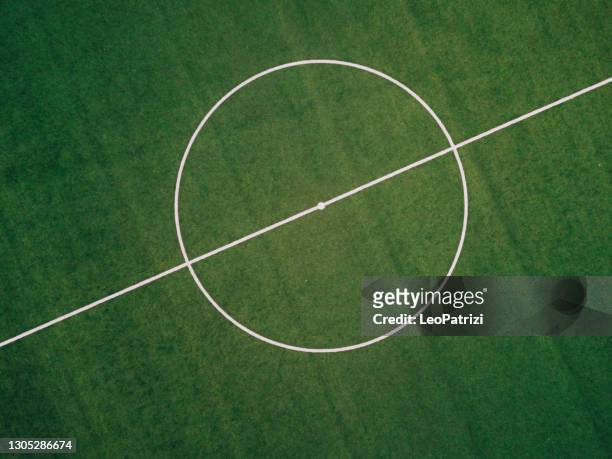 het gebied van het voetbal - aerial view of football field stockfoto's en -beelden