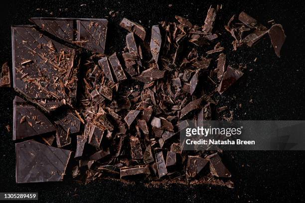 chopped dark chocolate - chocolate stockfoto's en -beelden