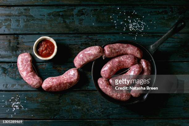 raw uncooked sausages salsiccia nodi - wurst stock-fotos und bilder