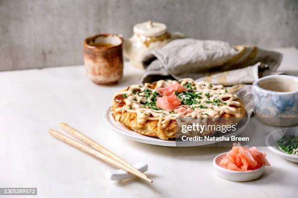 japanese fast food okonomiyaki - crepe textile fotografías e imágenes de stock