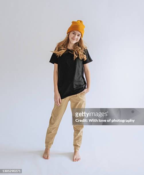 cute european teenage girl in casual clothing on white background studio shot - full body isolated stockfoto's en -beelden