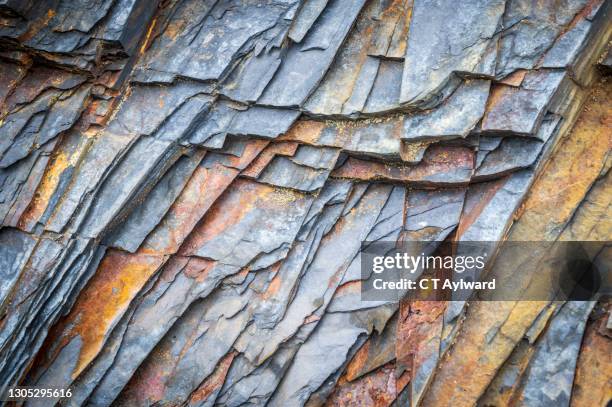 natural rock pattern rust slate beach coast - minera stock-fotos und bilder