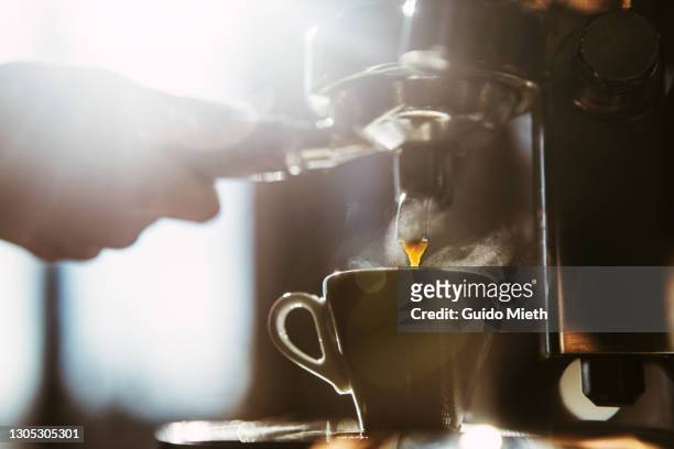 woman making espresso coffee. - preparazione foto e immagini stock
