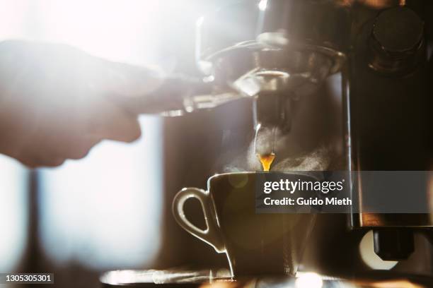 woman making espresso coffee. - 挽く ストックフォトと画像