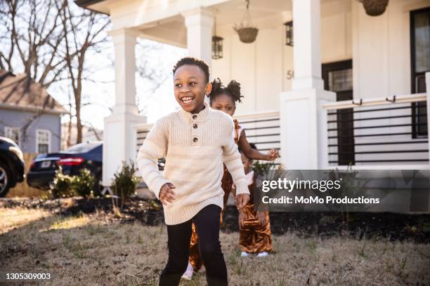 children running in front yard - children playing in yard stock-fotos und bilder