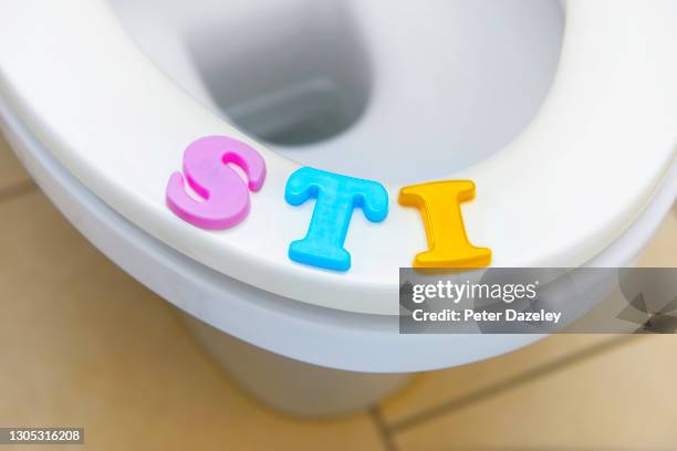 sti on toilet seat - condiloma fotografías e imágenes de stock
