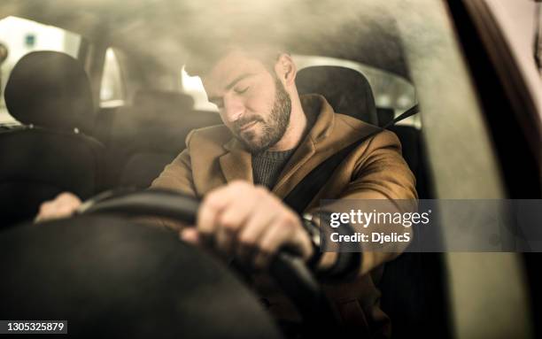 homme s’endormant tout en conduisant une voiture. - falling asleep in car photos et images de collection