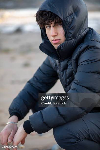 genießen sie den strand - halbnahe-einstellung stock-fotos und bilder