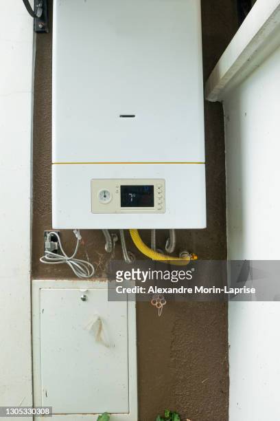 rectangular heater for hot water connected to the outside of the house - bolivia daily life stockfoto's en -beelden
