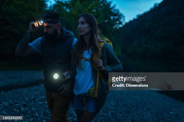 兩個徒步旅行者手電筒筒走路 - flashlight 個照片及圖片檔