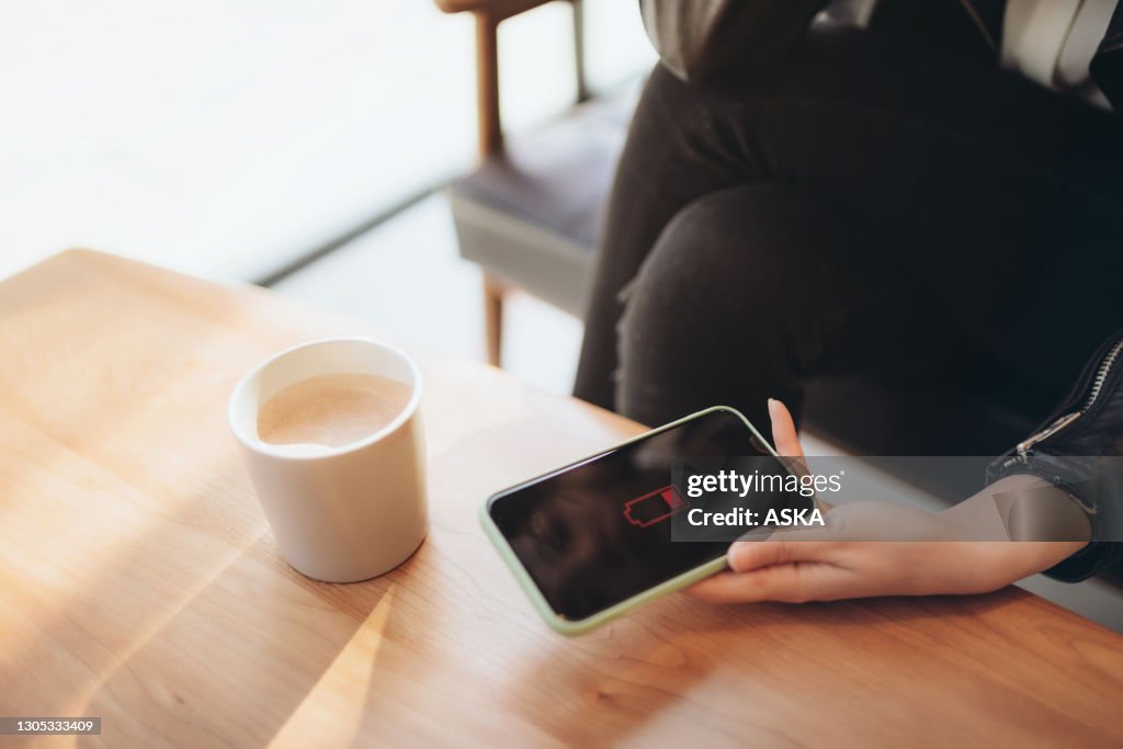 Smartphone necesita carga con símbolo bajo de batería