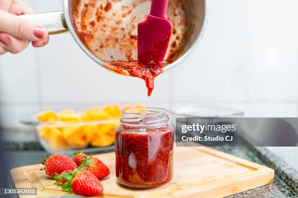 processo di produzione manuale della gelatina - jelly foto e immagini stock