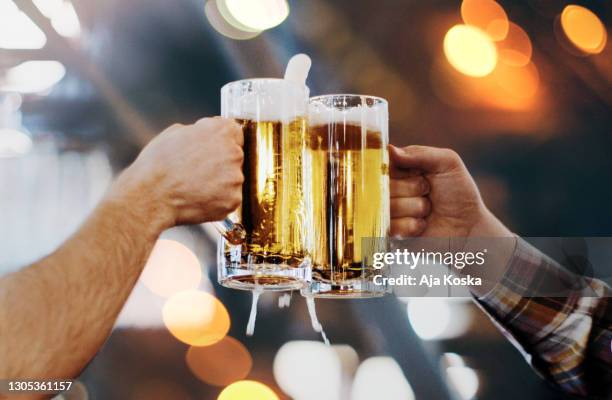 tostada de celebración con pintas de cerveza. - beer glass fotografías e imágenes de stock