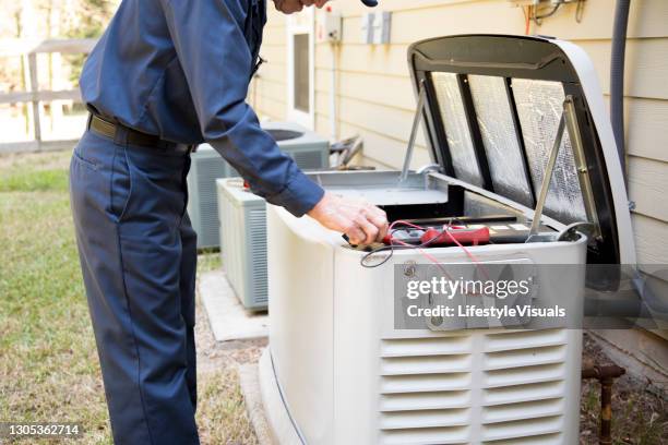 tekniker servar utanför ac-enheter och generator. - generator bildbanksfoton och bilder