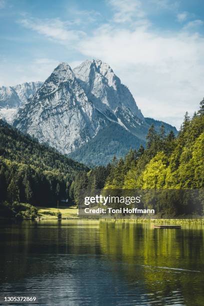 morning light at lake rießersee in garmisch-patenkirchen - alps stock-fotos und bilder