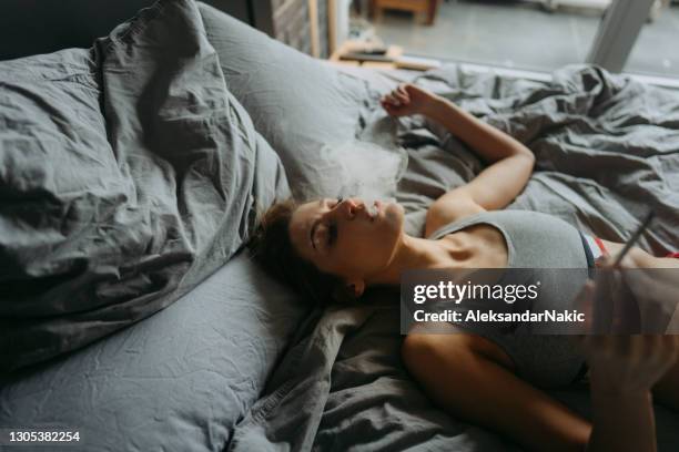 genießen sie meine erste zigarette des tages - zigarettenpause stock-fotos und bilder