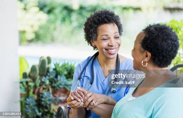 asistente de salud en el hogar con paciente de la tercera edad - happy patient fotografías e imágenes de stock