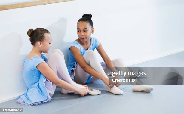 deux danseurs de ballet mettant sur des chaussures - met 2019 photos et images de collection