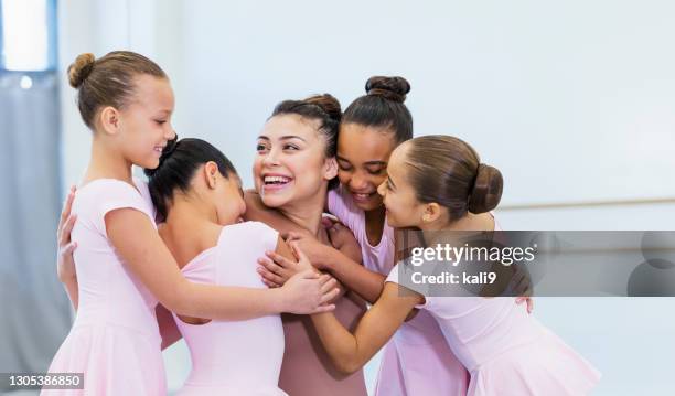 instruktor und schüler im ballettunterricht, umarmung - dance instructor stock-fotos und bilder
