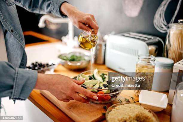 sólo un poco más de petróleo y hecho - olive fotografías e imágenes de stock