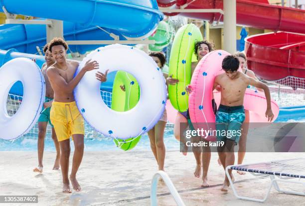 jugendliche im wasserpark in faulen fluss - girls and boys playing in waterpark stock-fotos und bilder