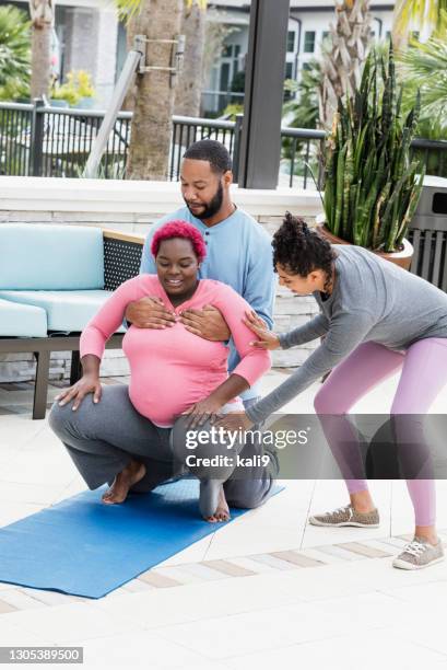 doula hilft schwangeren paar nzudem bei der vorbereitung auf die geburt - prenatal class stock-fotos und bilder