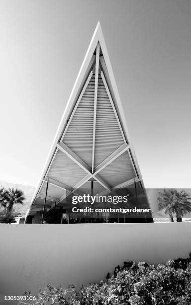 black and white hyperbolic roof of palm springs mid century visitor's center - palm springs unique architecture stock pictures, royalty-free photos & images