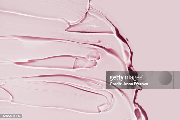 closeup strokes of transparent cosmetic gel for spa procedure spread on bright pink background. serum or antibacterial gel are the main products of the year - 血清樣本 個照片及圖片檔