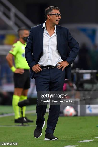Juan Antonio Pizzi head coach of Racing Club looks on during a match between Racing Club and River Plate as part of Supercopa Argentina at Estadio...