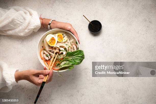 平躺在麵碗用手 - japanese food 個照片及圖片檔