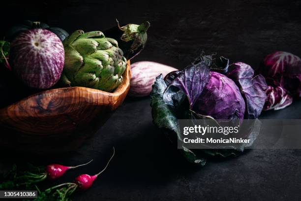 bodegón de verduras de fondo oscuro - black cook fotografías e imágenes de stock