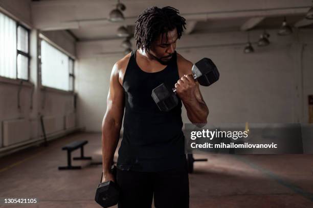 werken aan zijn biceps - bicep curl stockfoto's en -beelden