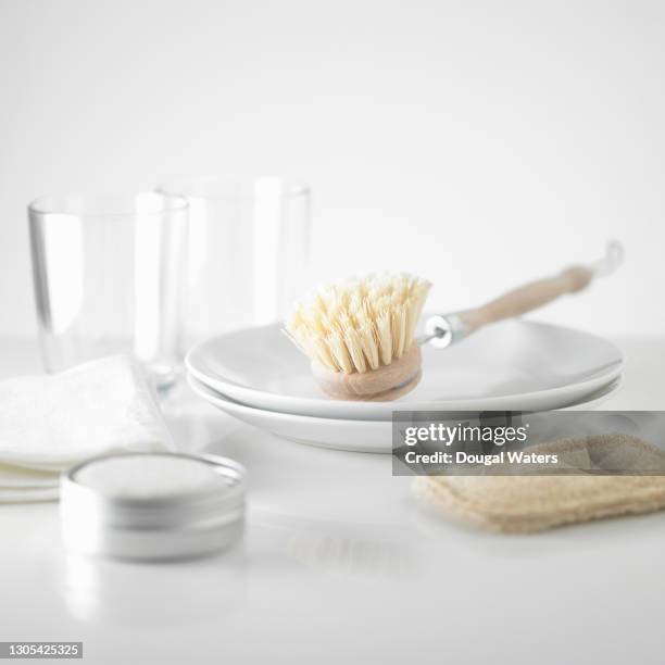 plastic free, reusable and natural biodegradable washing up items. - brillos stockfoto's en -beelden