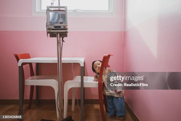 glückliches kleinkind junge entspannen in krankenhaus station - naughty nurse images stock-fotos und bilder