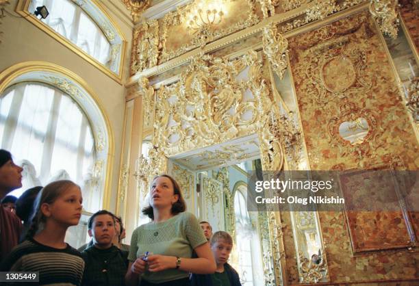 Guide tells tourists about the famous amber room July 10, 2000 in St. Catherine''s Palace in Tsarskoye Selo near St. Petersburg, Russia....