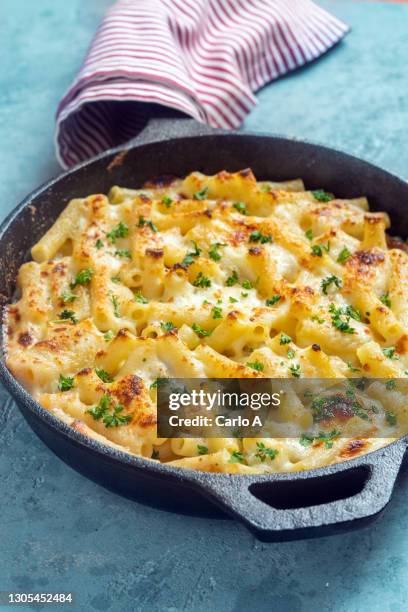 macaroni and cheese in a cast iron skillet - macaroni and cheese stockfoto's en -beelden