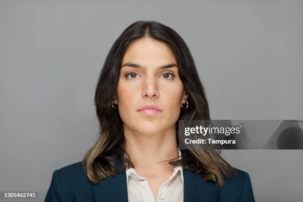 retrato de estudio de la empresaria mirando a la cámara. - mujer 30 años fotografías e imágenes de stock